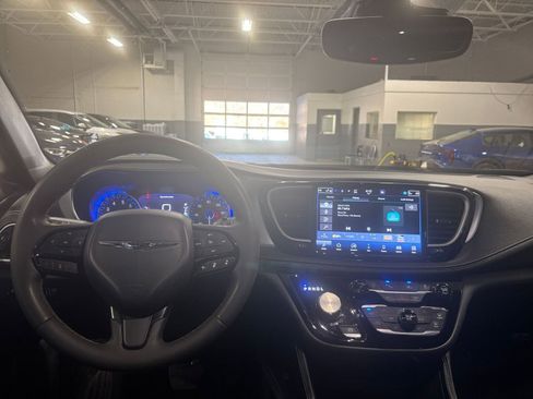 Used 2025 Chrysler Pacifica Limited image 36