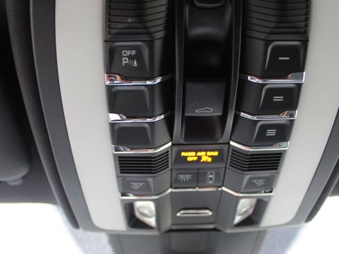 Used 2016 Porsche Cayenne Platinum Edition image 33