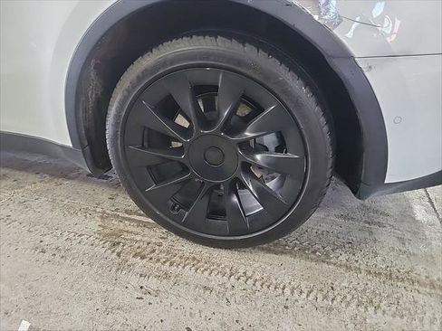 Used 2021 Tesla Model Y Long Range image 12