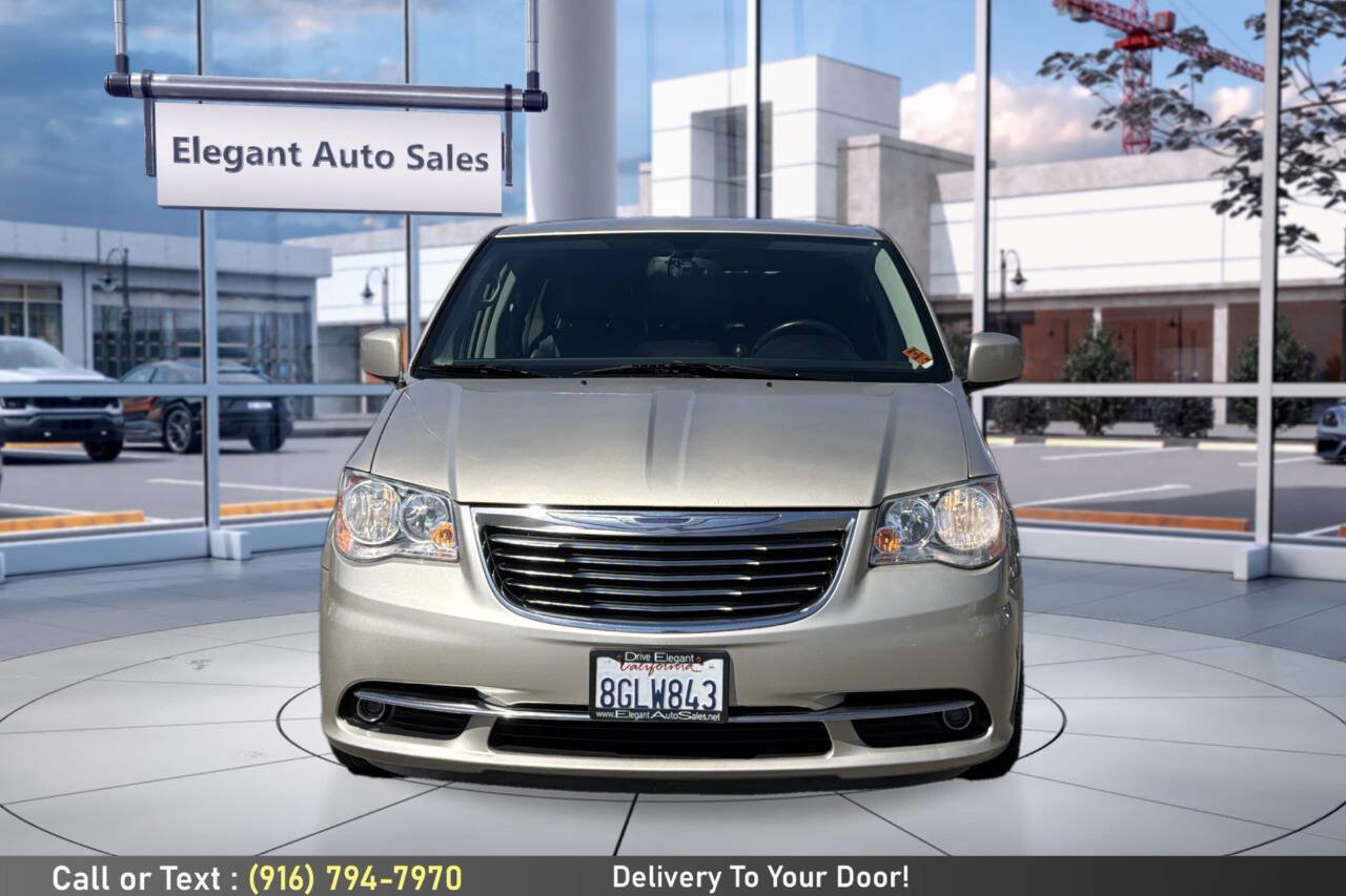Used 2016 Chrysler Town & Country Touring w/ Driver Convenience Group FWD image 2
