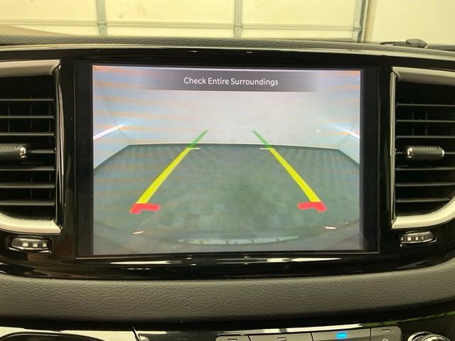 Used 2023 Chrysler Pacifica Touring-L FWD image 4
