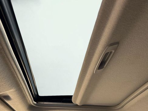 Used 2010 Nissan Frontier SE w/ Moonroof Pkg AWD/4WD image 16