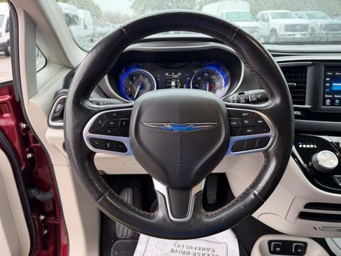 Used 2020 Chrysler Pacifica Touring-L image 9