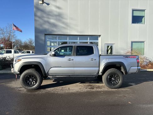 Used 2021 Toyota Tacoma TRD Off-Road image 2