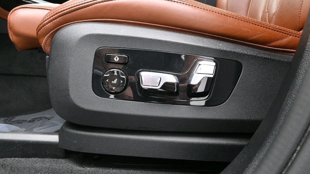 Used 2021 BMW X7 M50i w/ Dynamic Handling Package AWD/4WD image 12