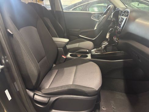 Used 2025 Kia Soul LX w/ LX Technology Package image 24