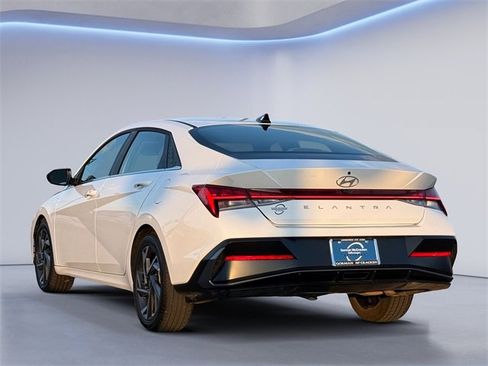 Used 2025 Hyundai Elantra SEL image 6