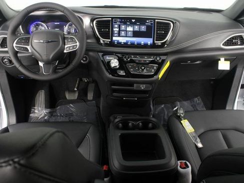 New 2026 Chrysler Pacifica Select image 10