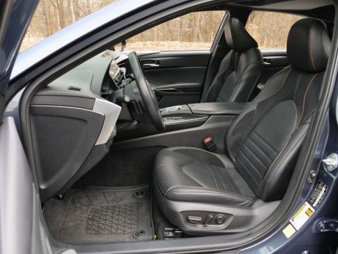 Used 2021 Toyota Avalon XSE image 3