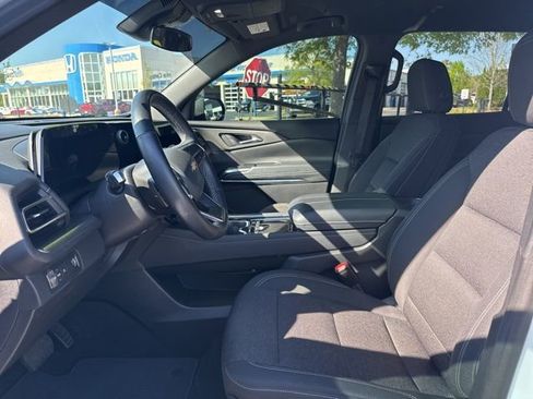 Used 2024 Chevrolet Traverse LT image 11