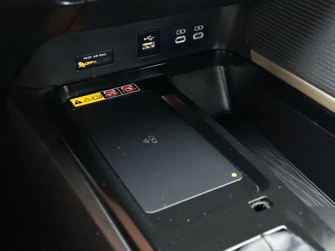 Used 2025 Toyota Camry SE FWD image 4