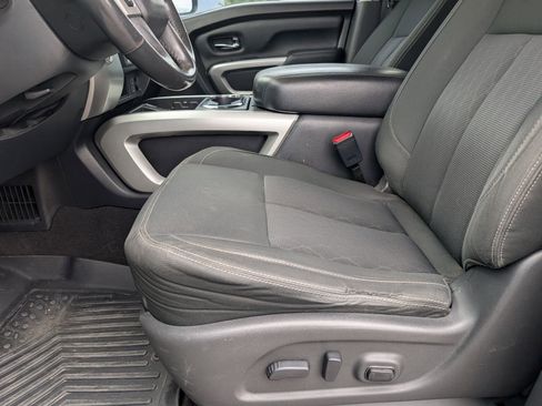 Used 2017 Nissan Titan SV image 7