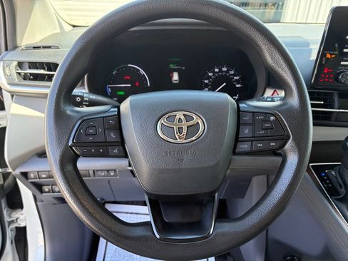 Used 2023 Toyota Sienna LE AWD/4WD image 20