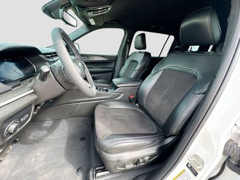 Used 2023 Jeep Grand Cherokee L Laredo image 26