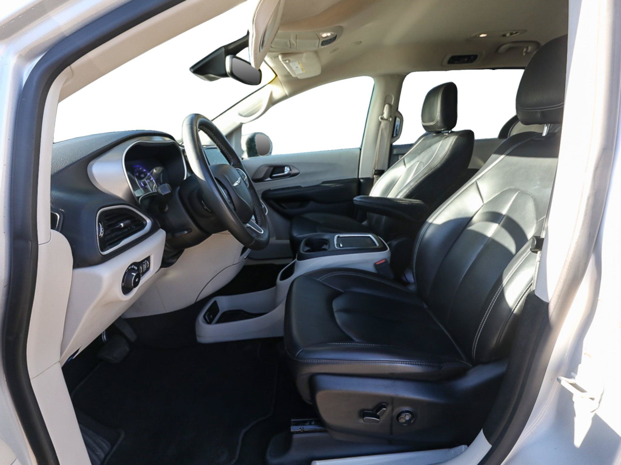 Used 2023 Chrysler Pacifica Touring-L FWD image 12