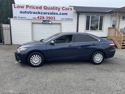 Used 2015 Toyota Camry LE image 1