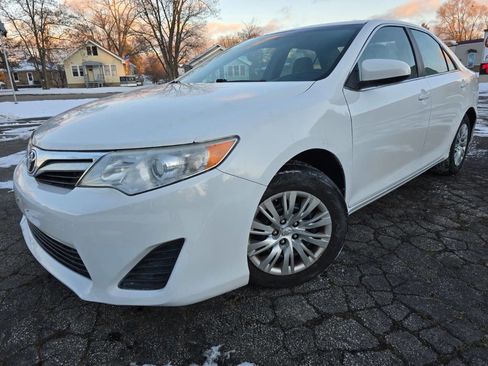 Used 2014 Toyota Camry LE image 1