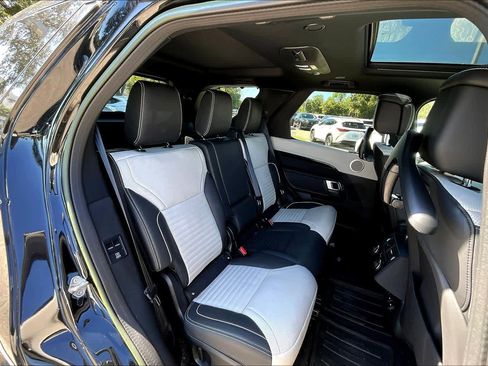 Used 2023 Land Rover Discovery Metropolitan Edition image 19