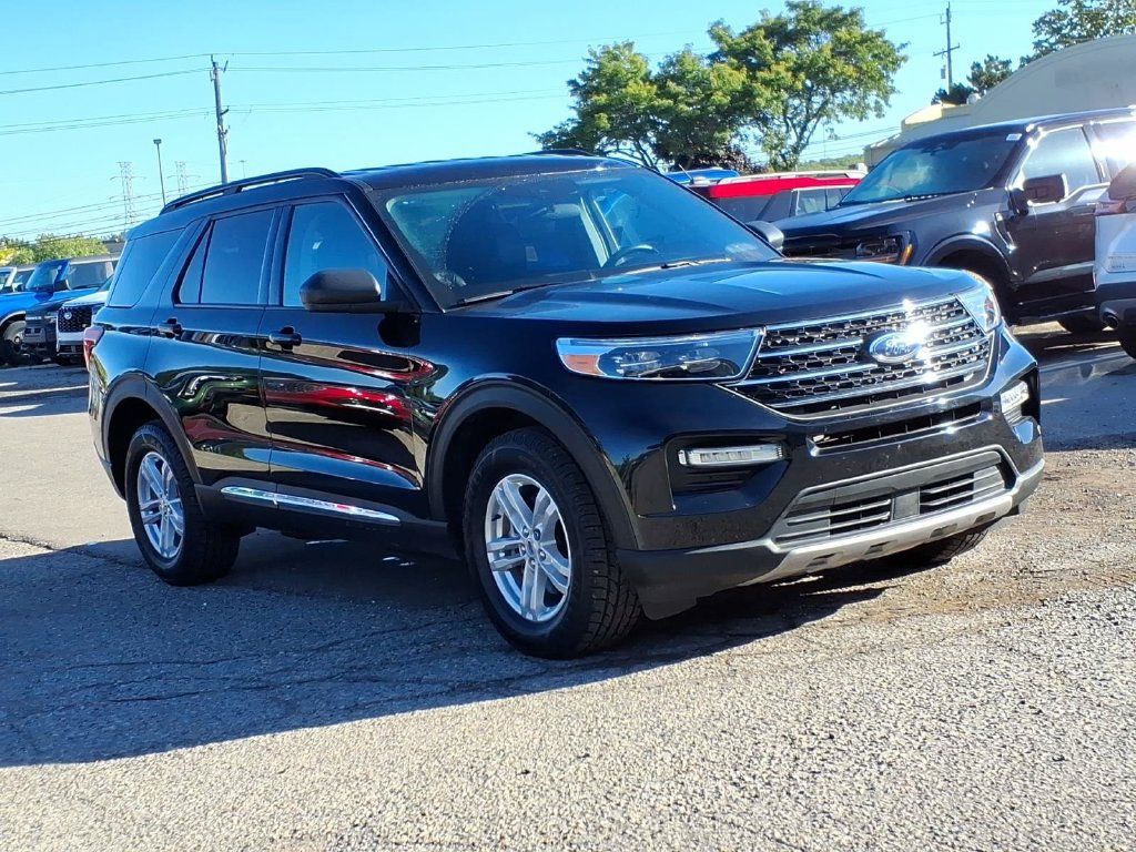 Used 2023 Ford Explorer XLT w/ Equipment Group 202A AWD/4WD image 7