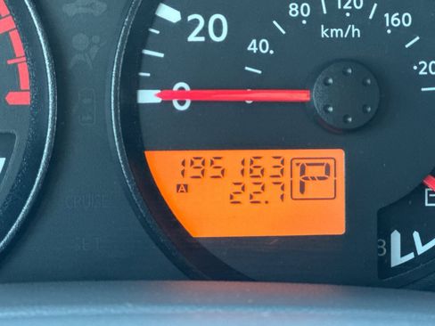 Used 2010 Nissan Frontier SE image 19