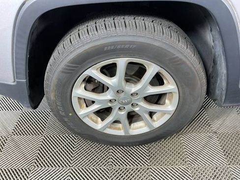Used 2018 Jeep Cherokee Latitude AWD/4WD image 9