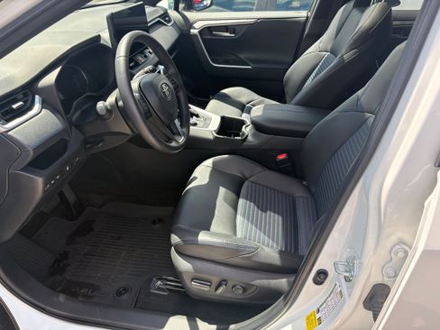 Used 2025 Toyota RAV4 XSE AWD/4WD image 4