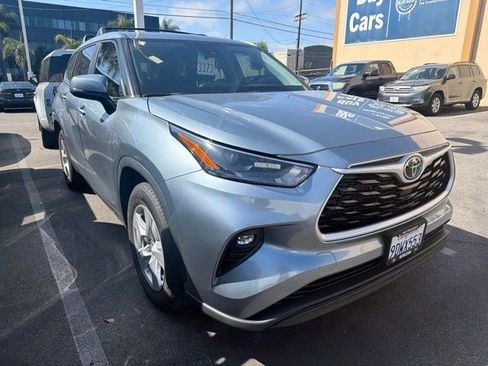 Used 2023 Toyota Highlander LE FWD image 3