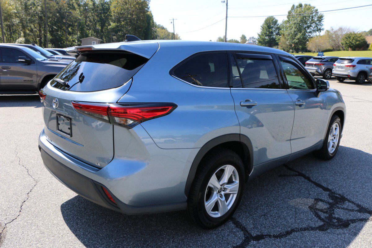 Used 2022 Toyota Highlander LE FWD image 8