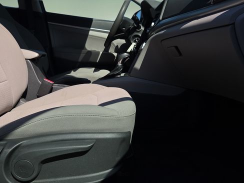 Used 2019 Hyundai Elantra SE FWD image 15