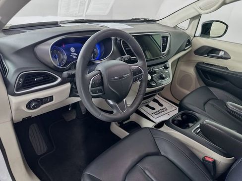 Used 2024 Chrysler Pacifica Touring-L image 13