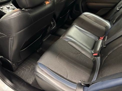 Used 2017 Hyundai Santa Fe SE FWD image 8