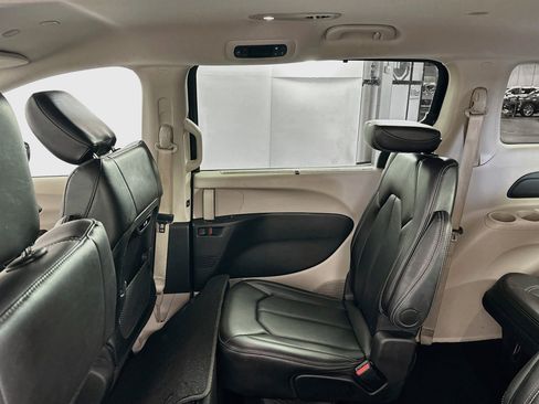 Used 2024 Chrysler Pacifica Touring-L FWD image 31