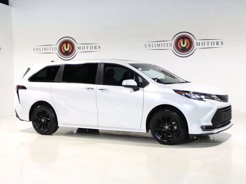 Used 2023 Toyota Sienna XLE image 6