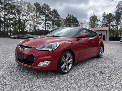 Used 2013 Hyundai Veloster w/ Style Pkg image 2