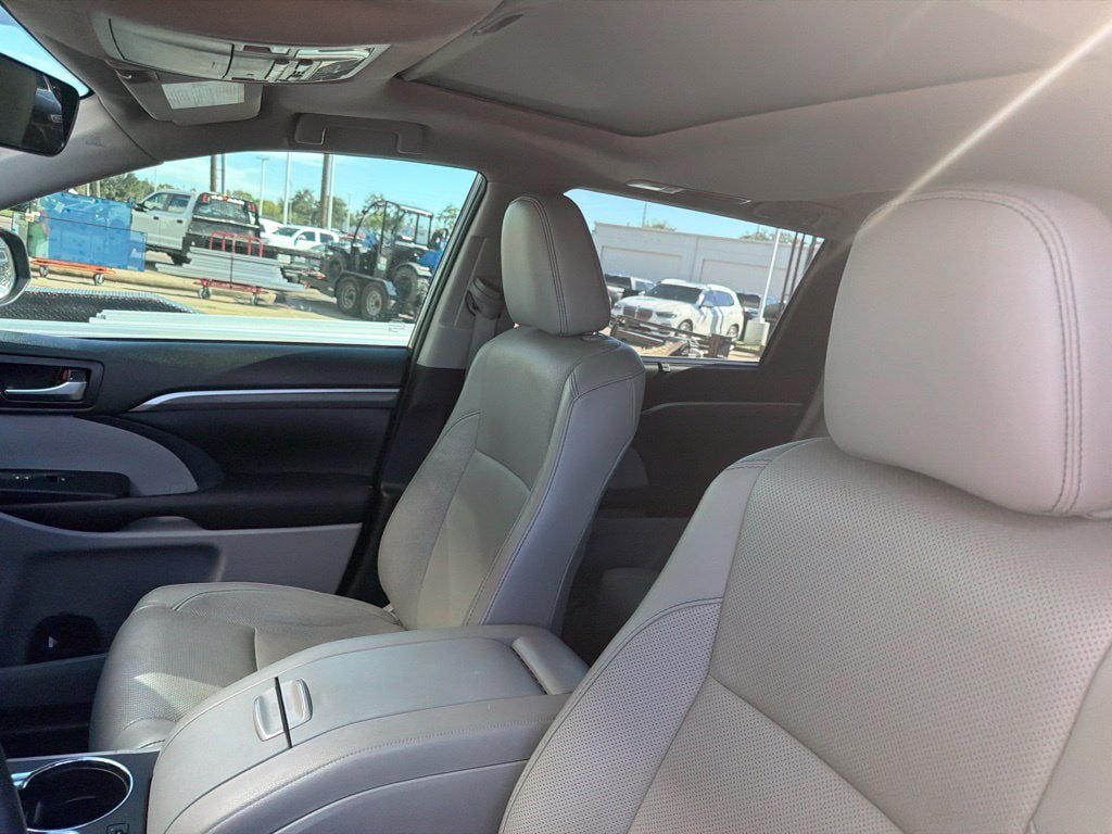 Used 2019 Toyota Highlander Limited FWD image 4