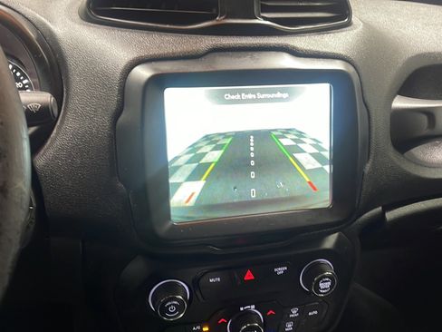 Used 2019 Jeep Renegade Limited w/ UConnect 8.4 Nav Group AWD/4WD image 9