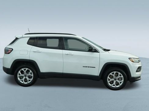 Used 2025 Jeep Compass Latitude AWD/4WD image 10