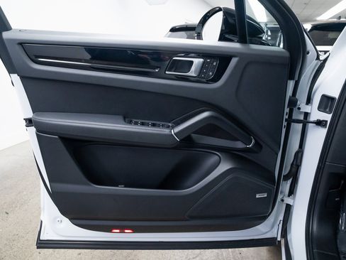 Used 2022 Porsche Cayenne w/ Premium Package image 17