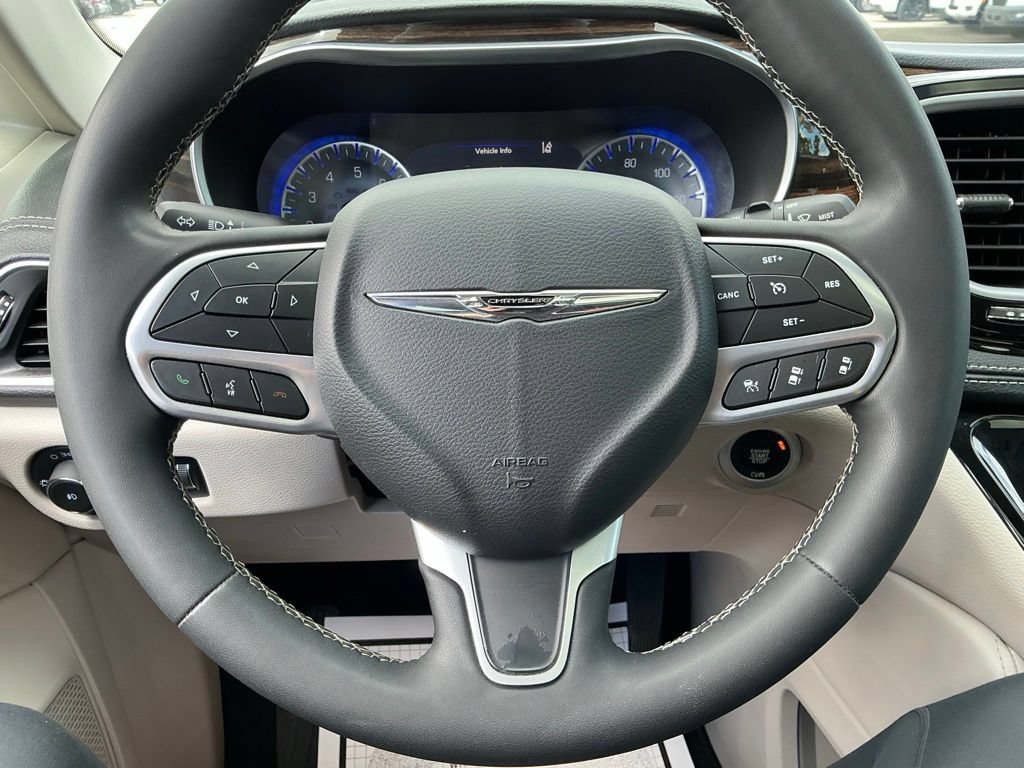 Used 2023 Chrysler Pacifica Limited FWD image 44