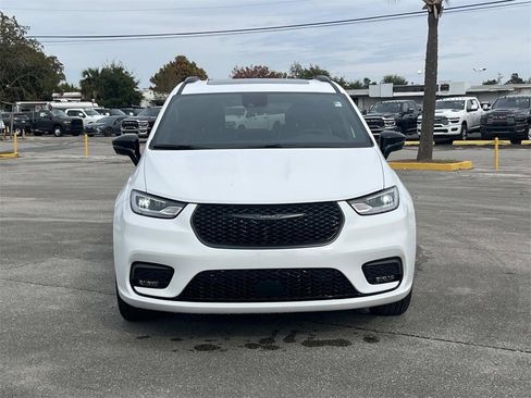 New 2026 Chrysler Pacifica Limited image 8