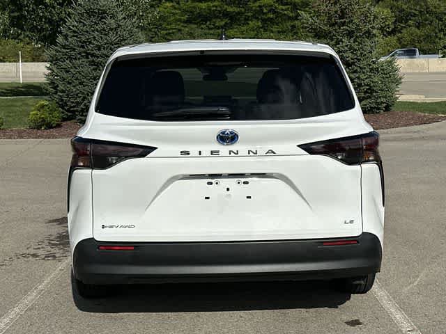 Used 2025 Toyota Sienna LE AWD/4WD image 4