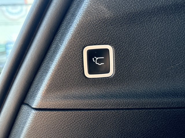 Used 2025 Chrysler Pacifica Select FWD image 10