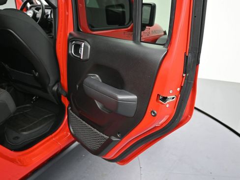 Used 2024 Jeep Gladiator Mojave AWD/4WD image 9
