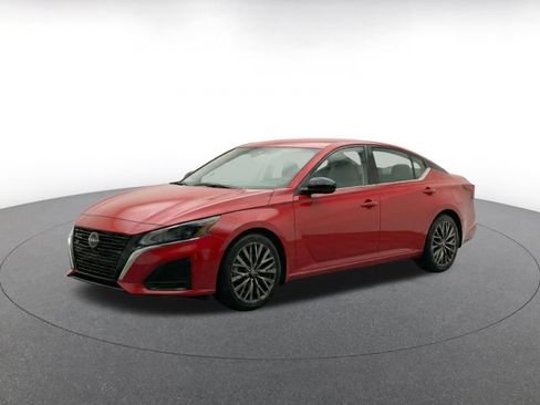 Used 2025 Nissan Altima 2.5 SV FWD image 3