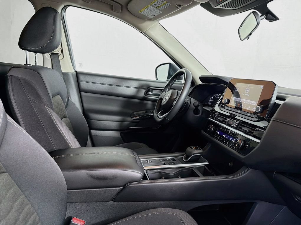 Used 2025 Nissan Pathfinder SV FWD image 35