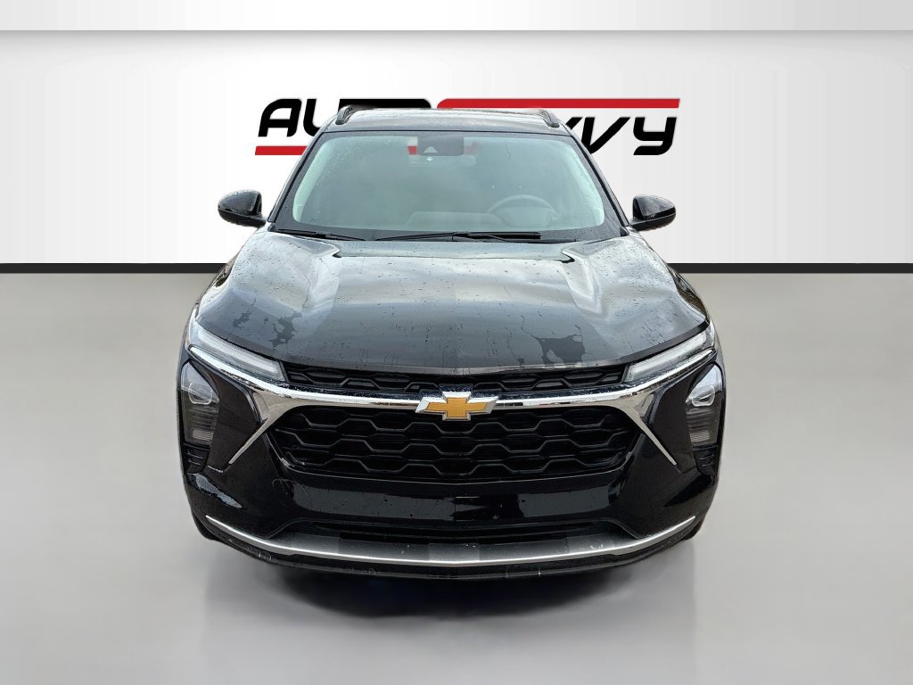 Used 2026 Chevrolet Trax LT FWD image 2
