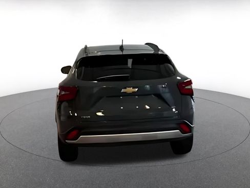 Used 2025 Chevrolet Trax LT w/ LT Convenience Package FWD image 13