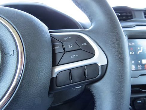 Used 2020 Jeep Renegade Latitude w/ Popular Equipment Group FWD image 17