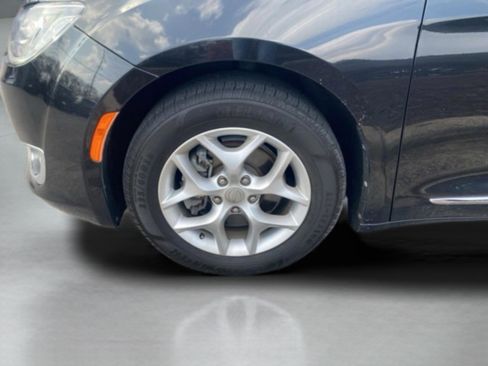 Used 2020 Chrysler Pacifica Limited image 42