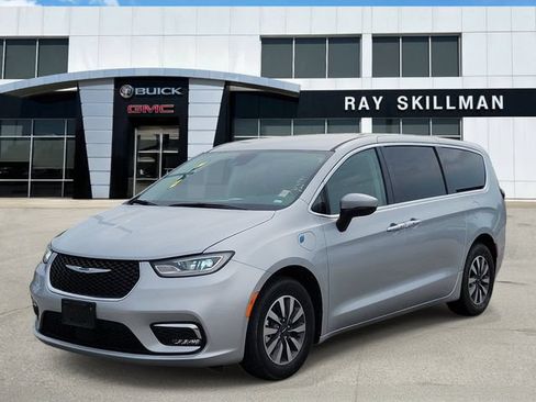 Used 2023 Chrysler Pacifica Touring-L FWD image 3